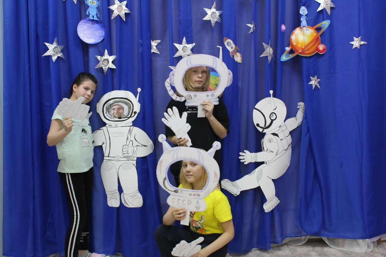 Оформление зала день космонавтики в детском саду. Космическая фотозона. Фотозона день земли. Идеи для фотозоны на 12 апреля. Фотозона на космическую тему.