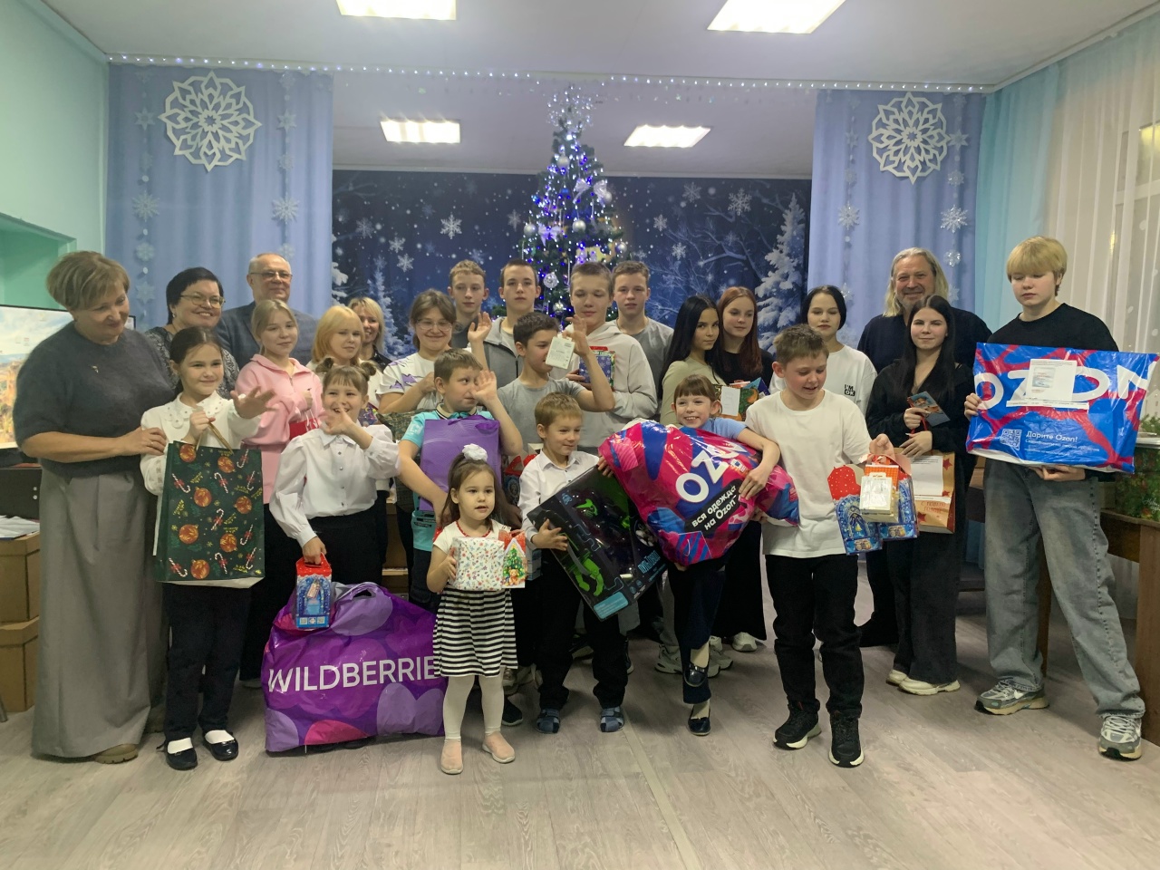 Сегодня поздравили с наступающим Новым годом воспитанников Тотемского детского дома.