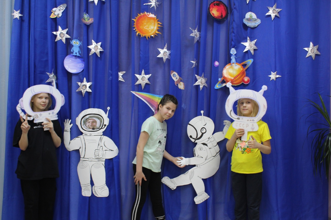Фотозона на день космонавтики в детском саду. Фотозона ко Дню космонавтики в школе. Фотозона космос. Фотозона 12 апреля день космонавтики. Идеи для фотозоны на 12 апреля.